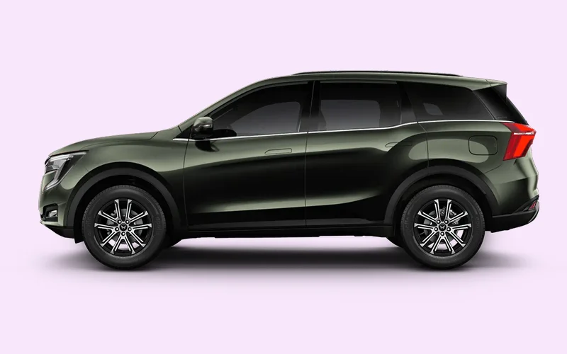 XUV700 7-Seater Deep Forest